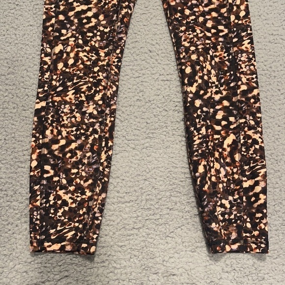 Lululemon Invigorate High-Rise Tight 25"
Motion Flux Multi size 6 - Picture 3 of 7